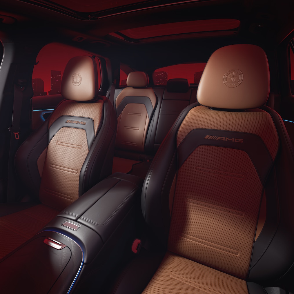 Blick auf die AMG Performance Sitze, Perspektive von der geöffneten Fahrertür aus.