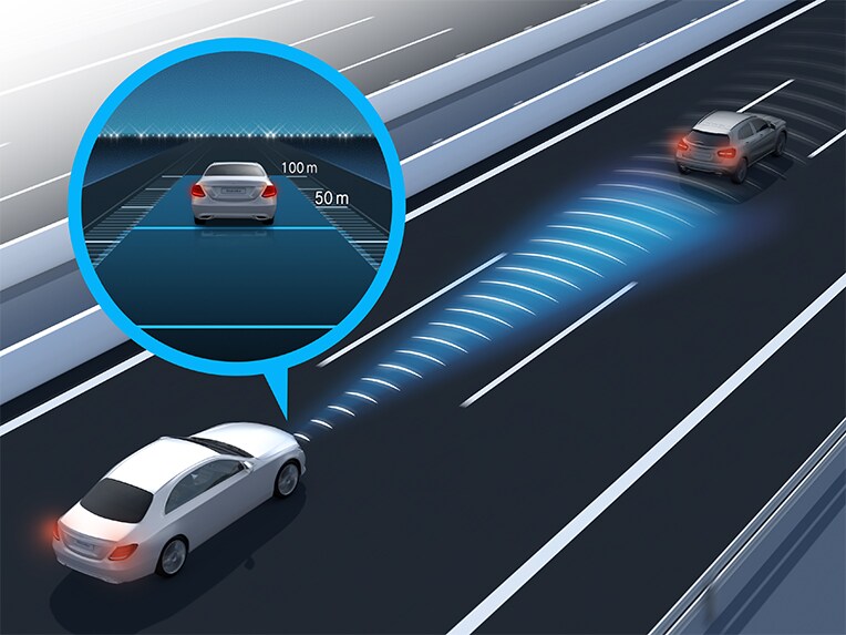 L'assistant de régulation de distance DISTRONIC actif dans la Classe E Berline de Mercedes-Benz.
