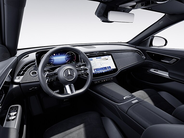 Gli interni della Mercedes-Benz Classe E Berlina nella linea di equipaggiamento AMG Line.