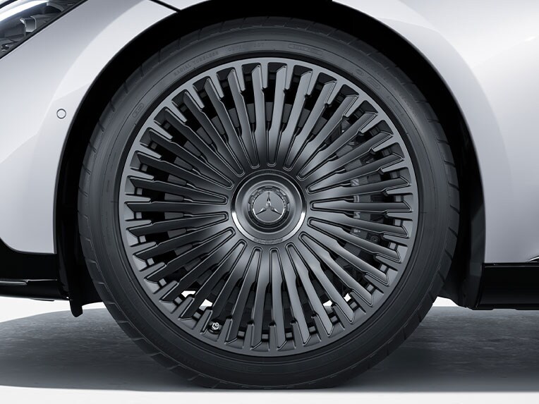 Un cerchio della Mercedes-AMG EQE Berlina.
