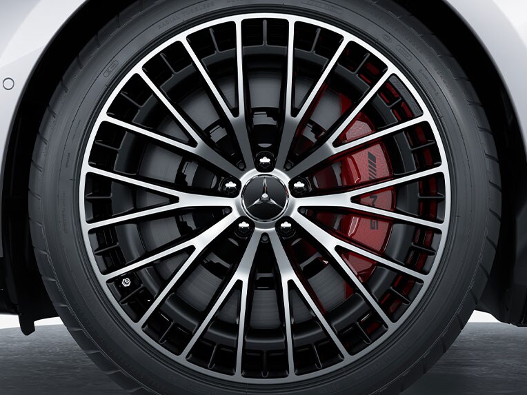 Un cerchio della Mercedes-AMG EQE Berlina con pinze dei freni rosse.