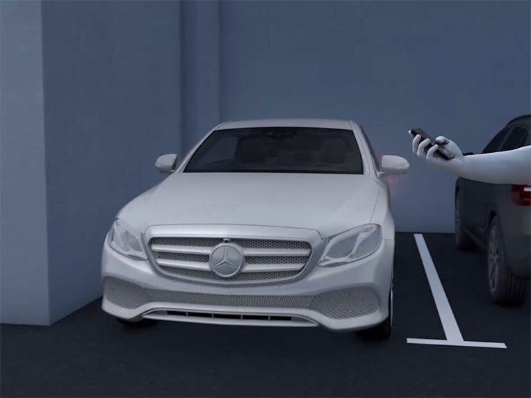 Le Pack Stationnement à distance et l'assistant de stationnement Mémoire de la Mercedes-Benz EQE.