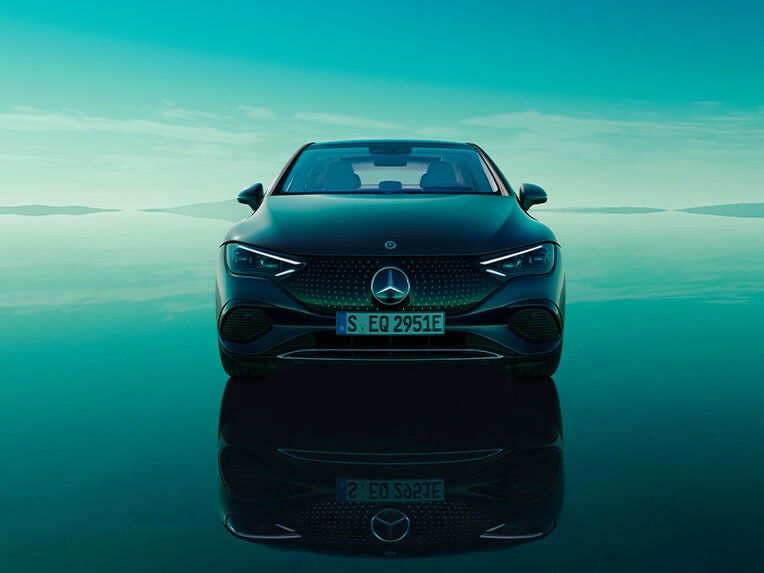 La berline EQE de Mercedes-Benz vue de l'avant.