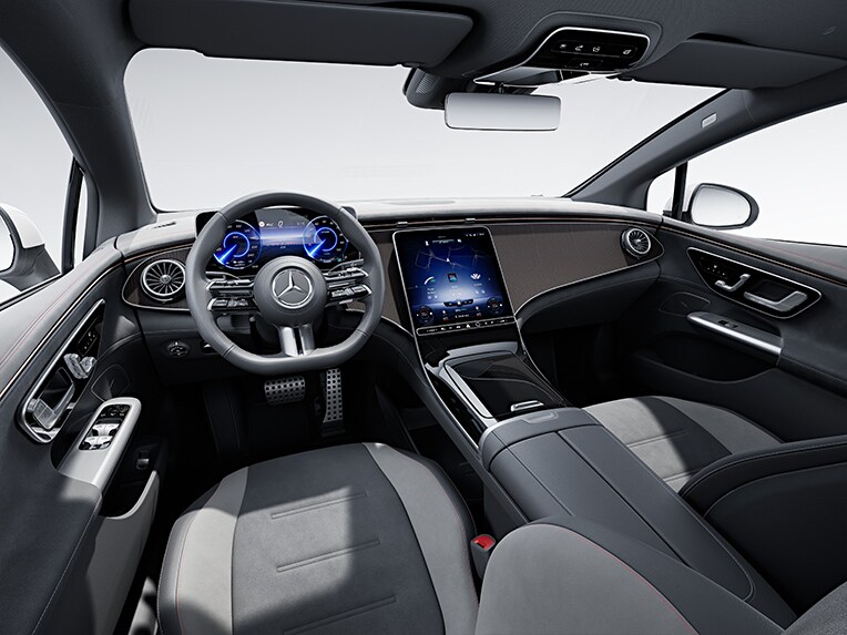 La berline EQE de Mercedes-Benz avec intérieur AMG Line.