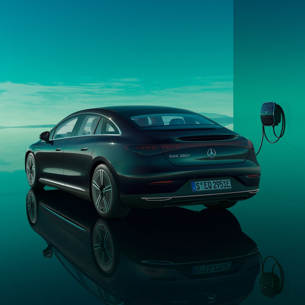 Die EQE Limousine lädt an einer separat erhältlichen Mercedes-Benz Wallbox.