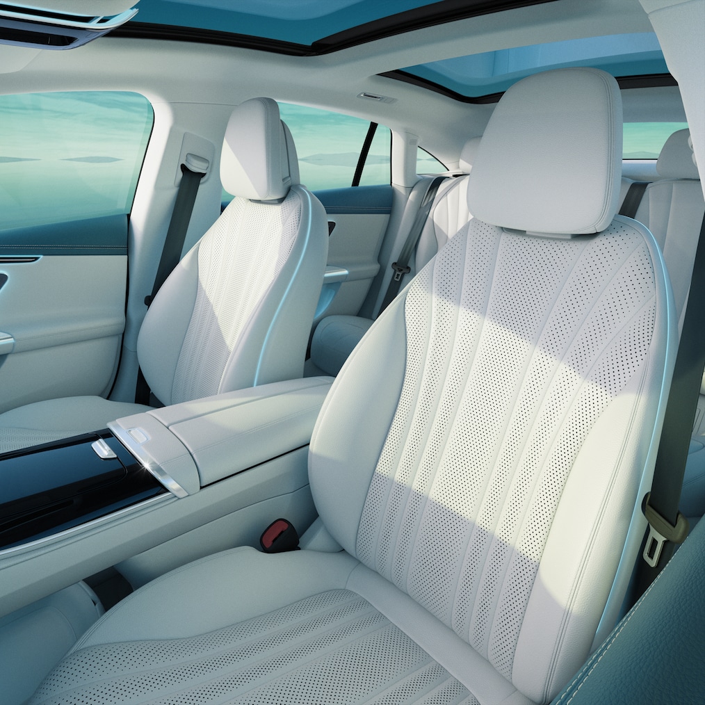 Les sièges multicontours conducteur et passager de la berline EQE de Mercedes-Benz.