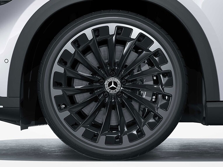Les jantes alliage AMG multibranches 55,9 cm (22") pour la Mercedes-AMG EQE SUV.