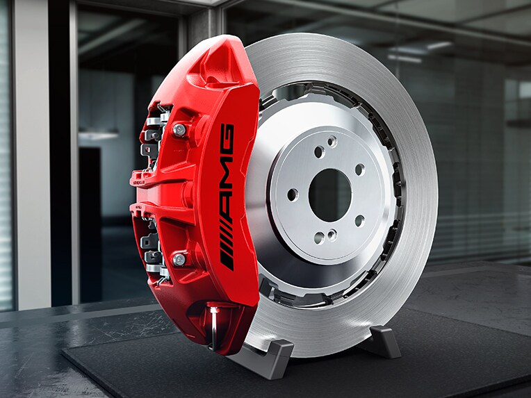 Die AMG Bremssättel rot lackiert für den Mercedes-AMG EQE SUV.