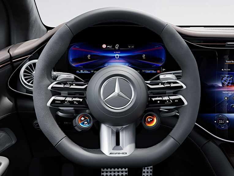 Il volante AMG Performance in pelle nappa/microfibra MICROCUT della Mercedes-AMG EQE SUV.