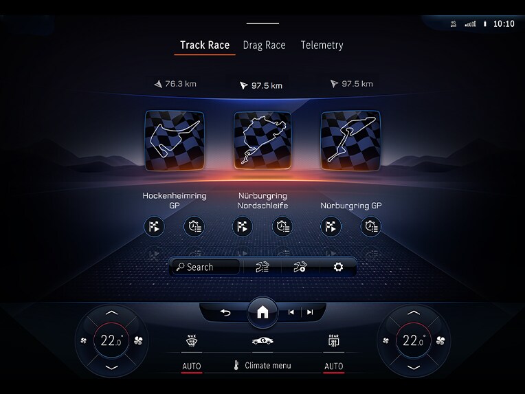 Die Darstellung von AMG TRACK PACE im Kombiinstrument vom Mercedes-AMG EQE SUV.