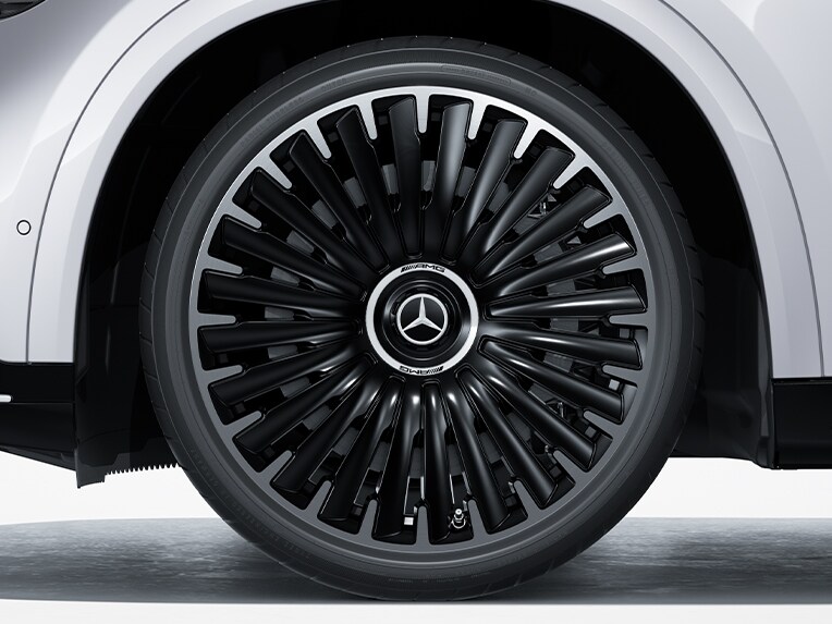Les jantes alliage AMG multibranches 55,9 cm (22") pour la Mercedes-AMG EQE SUV.