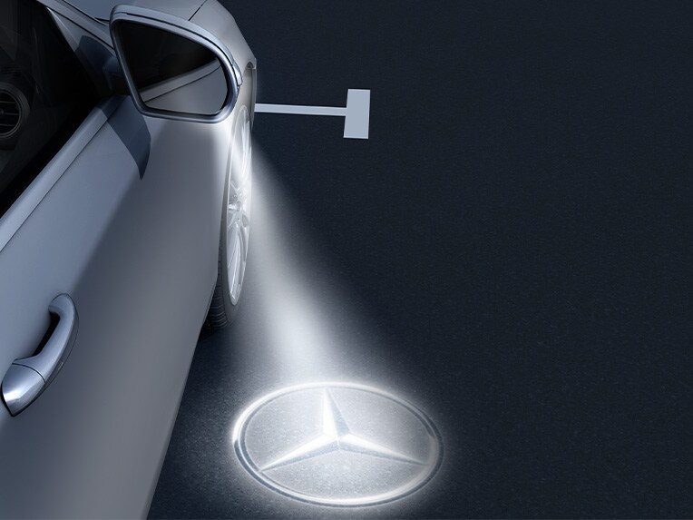 La Mercedes-AMG EQE SUV avec l'éclairage d'ambiance avec projection du logo de la marque.