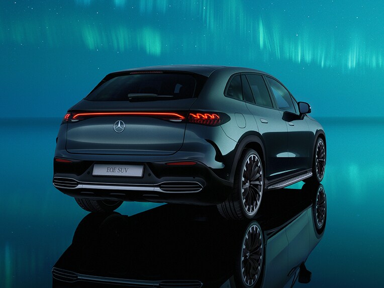 Le nouvel EQE SUV de Mercedes-Benz vu de derrière.