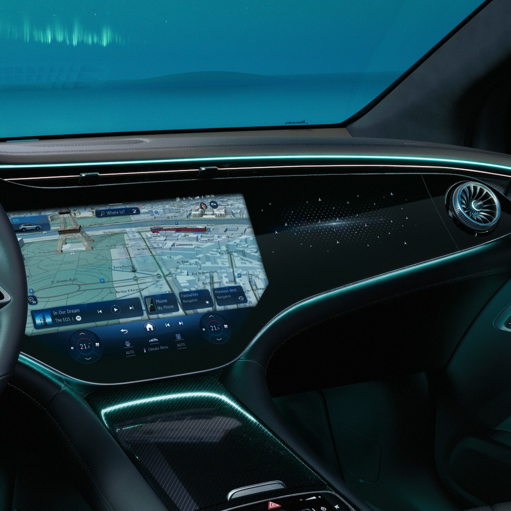 L'hyper-écran MBUX de l'EQE SUV de Mercedes-Benz vu de face.