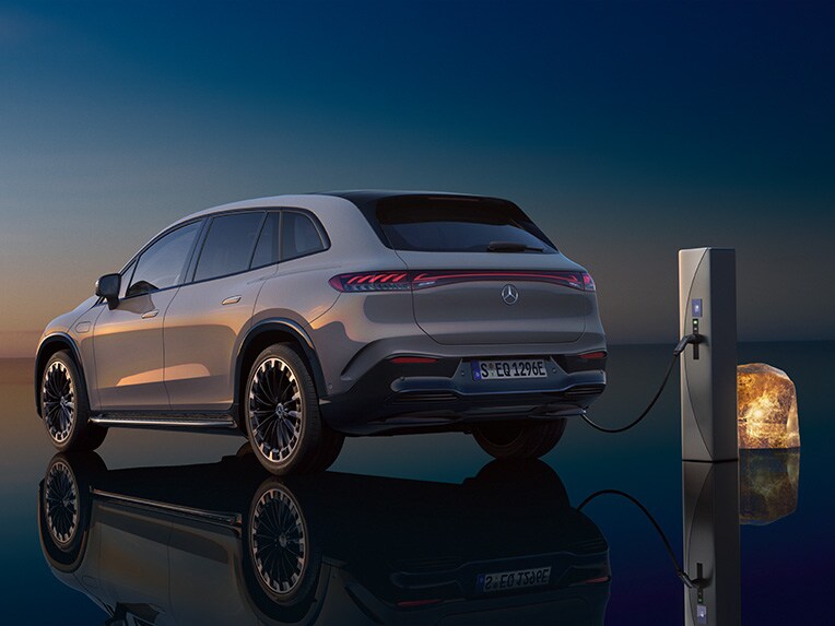 L’EQS SUV vu de profil pendant une recharge à une borne de recharge IONITY.