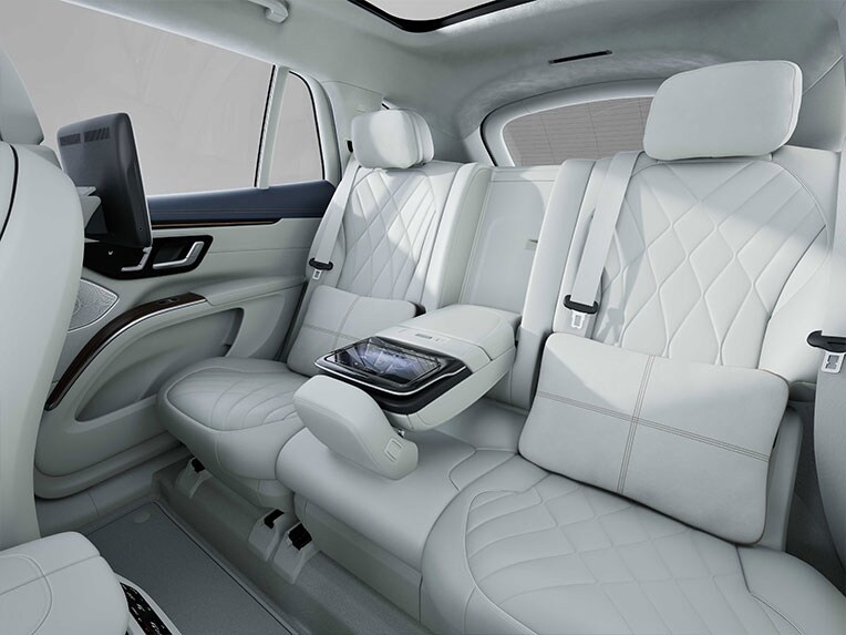 L’intérieur de l'EQS SUV avec deuxième rangée de sièges coulissants.
