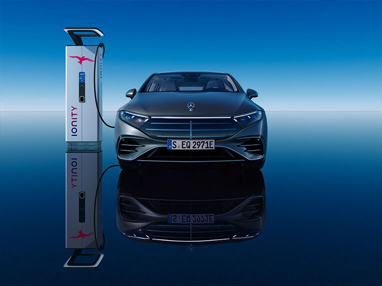 Recharge en hiver avec la berline EQS de Mercedes-Benz.
