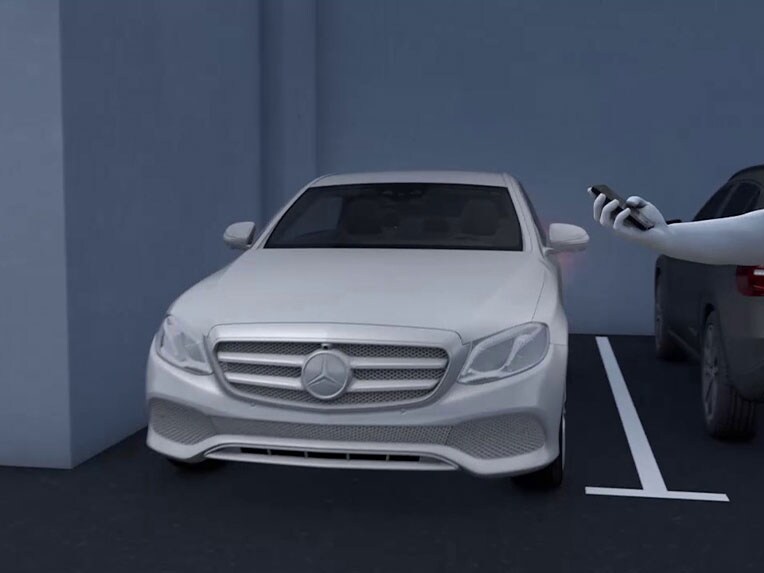 Il pacchetto parcheggio con funzioni di parcheggio a distanza nella Mercedes-Benz EQS Berlina.