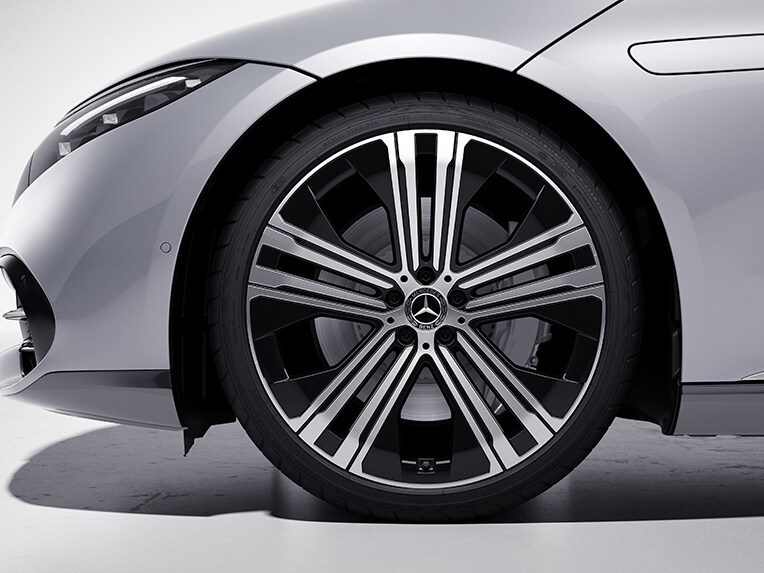 Les jantes alliage 55,9 cm (22") à 5 doubles branches sur la berline EQS de Mercedes-Benz.