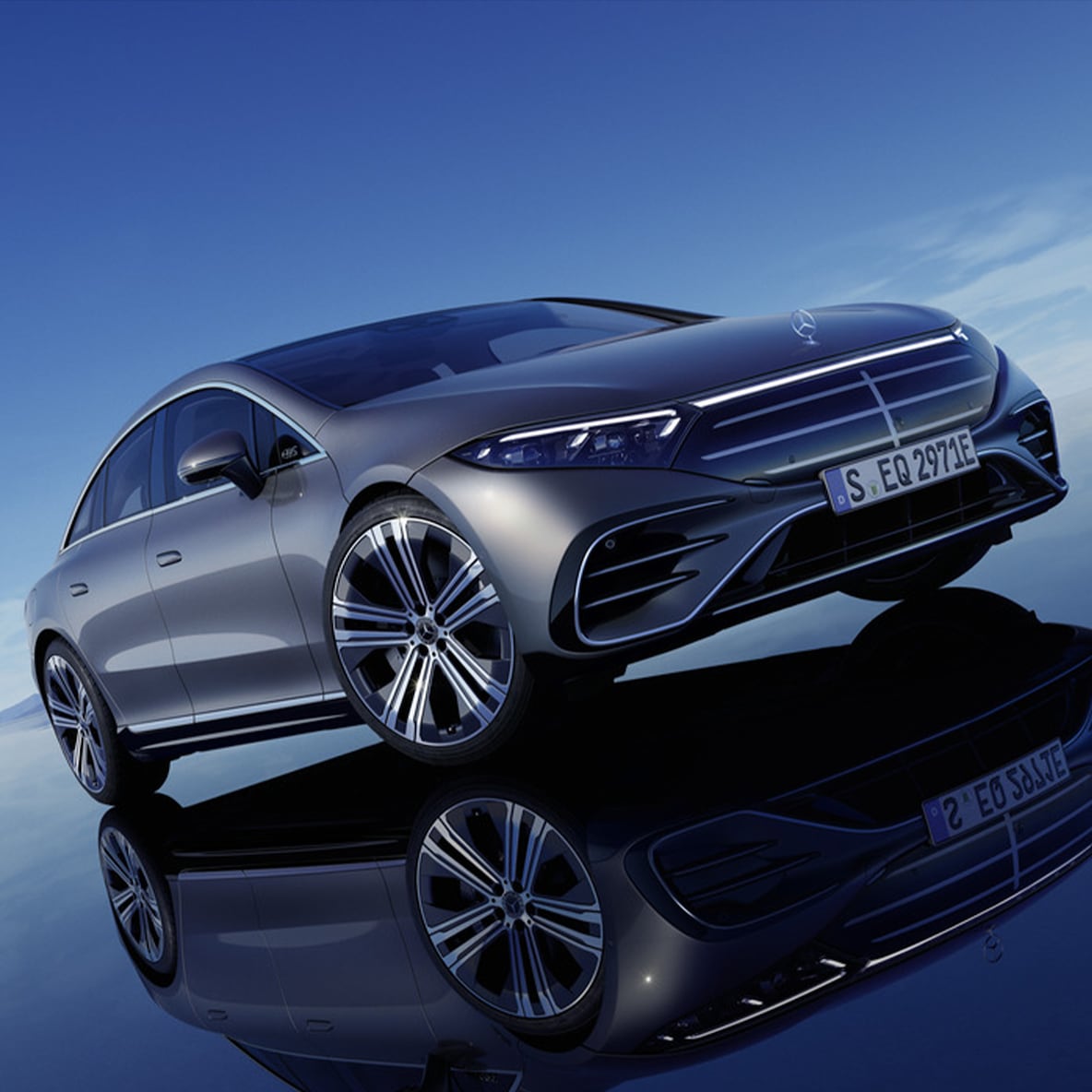 Mercedes-Benz EQS Berlina da una prospettiva frontale.