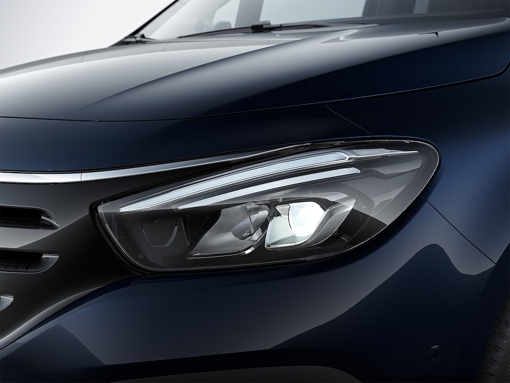 L'immagine mostra un primo piano dei fari a LED High Performance.