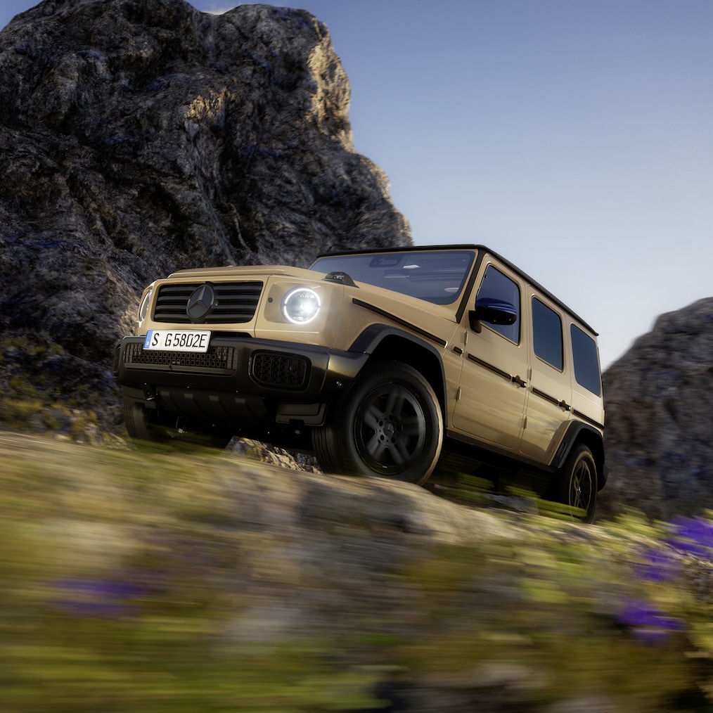 Affichages spécifiques au tout-terrain sur l'écran pour les instruments/l'écran média d'une Mercedes-Benz G&nbsp;580 qui roule en tout-terrain.