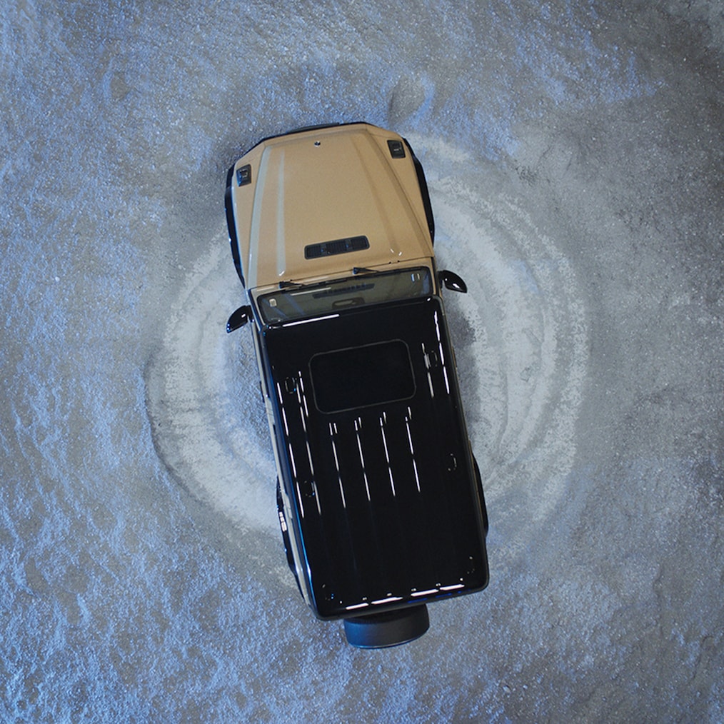 Affichages spécifiques au tout-terrain sur l'écran pour les instruments/l'écran média d'une Mercedes-Benz G&nbsp;580 qui roule en tout-terrain.