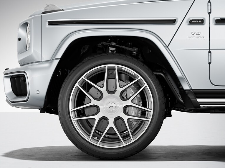 Les jantes forgées AMG de 55,9 cm (22'') à branches en Y de la Mercedes-AMG Classe G.