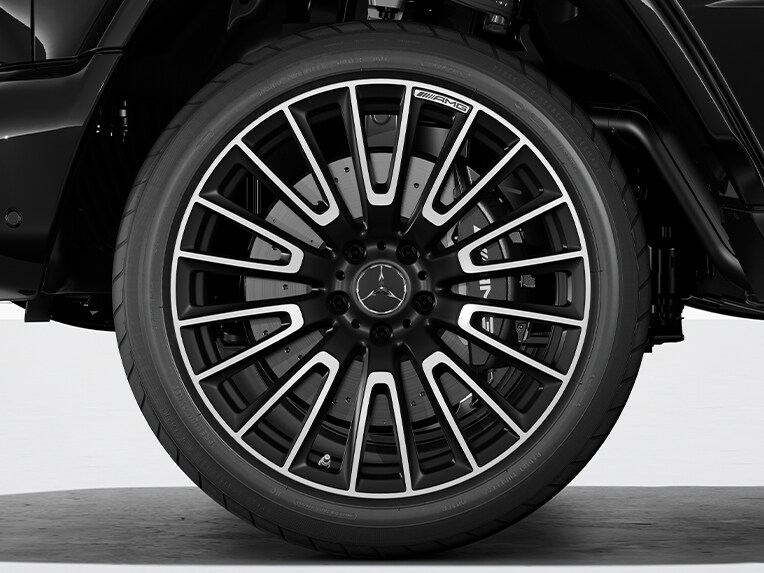 Les étriers de frein avant et arrière AMG peints en noir de la Mercedes-AMG Classe G.