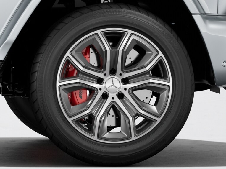 Les étriers de frein avant et arrière AMG peints en rouge de la Mercedes-AMG Classe G.