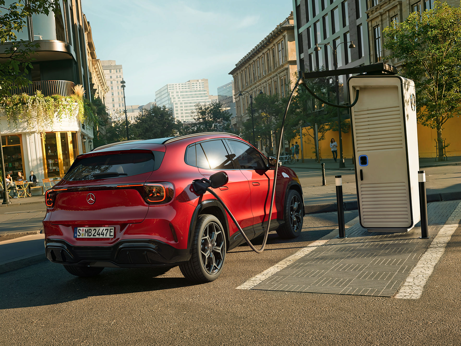 Reichweite & Laden | Der brandneue elektrische GLA | Mercedes-Benz Der brandneue elektrische GLA von Mercedes-Benz steht während des Ladevorgangs neben einer Ladestation.