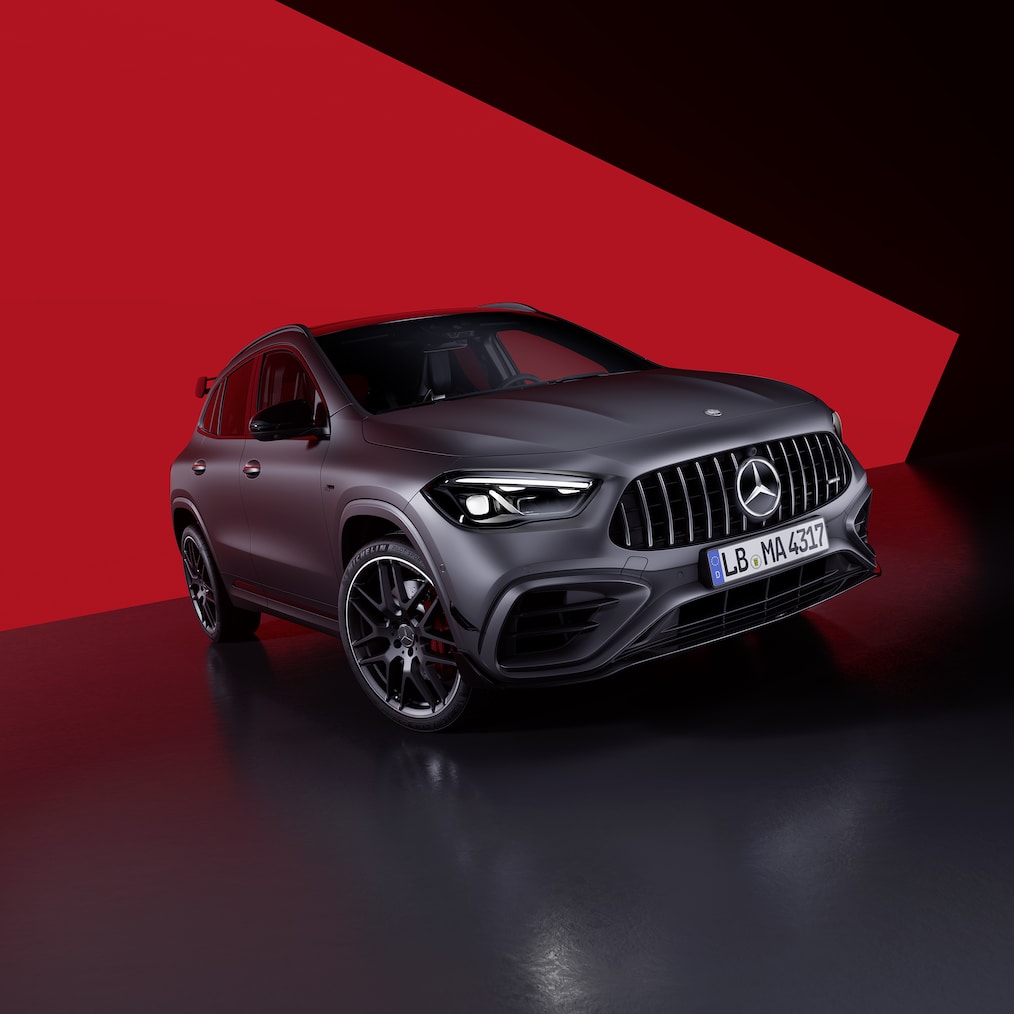 Vista frontale di tre quarti della Mercedes-AMG GLA 45 S 4MATIC+.