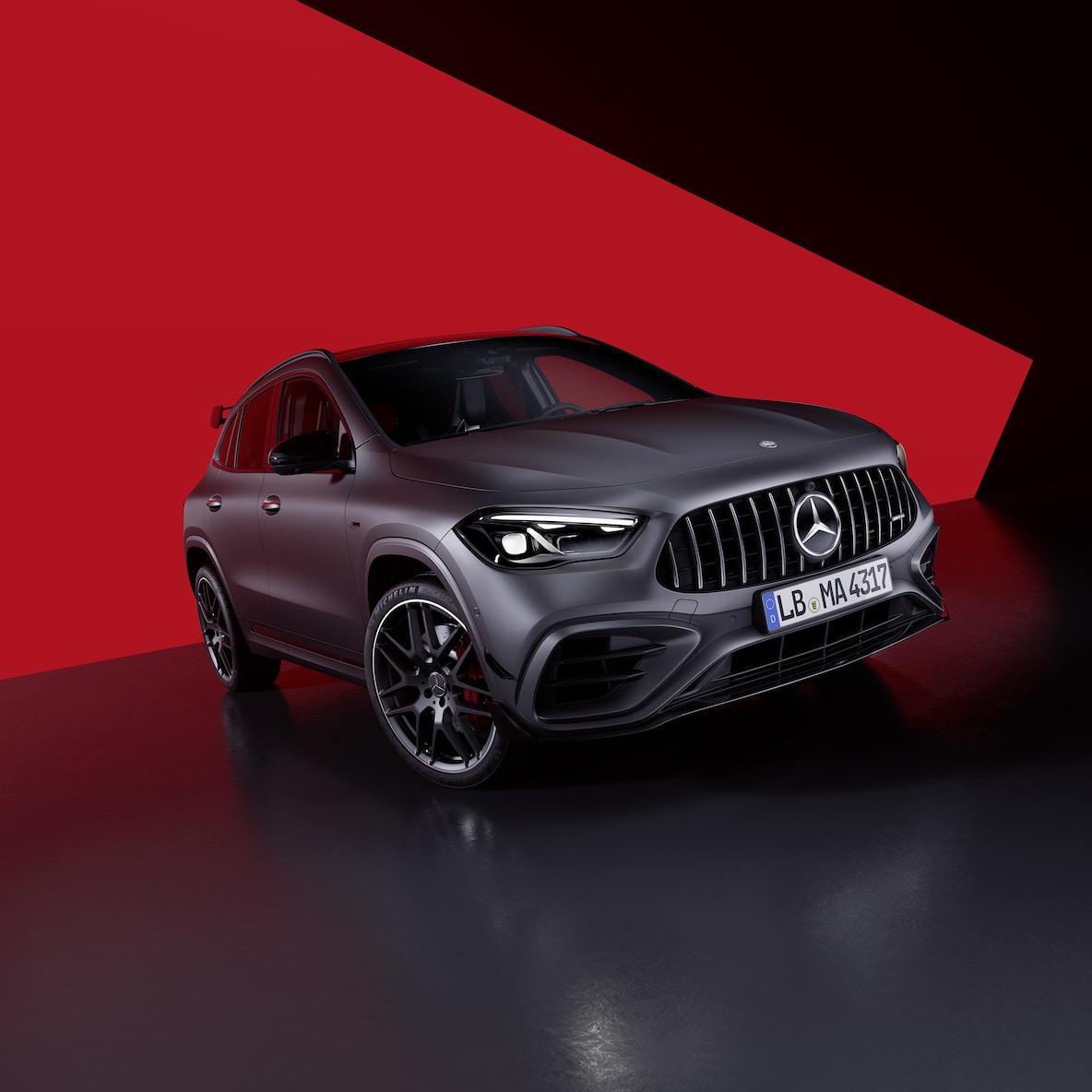 Une Mercedes-AMG GLA 45 S 4MATIC+ vue de 3/4 avant.