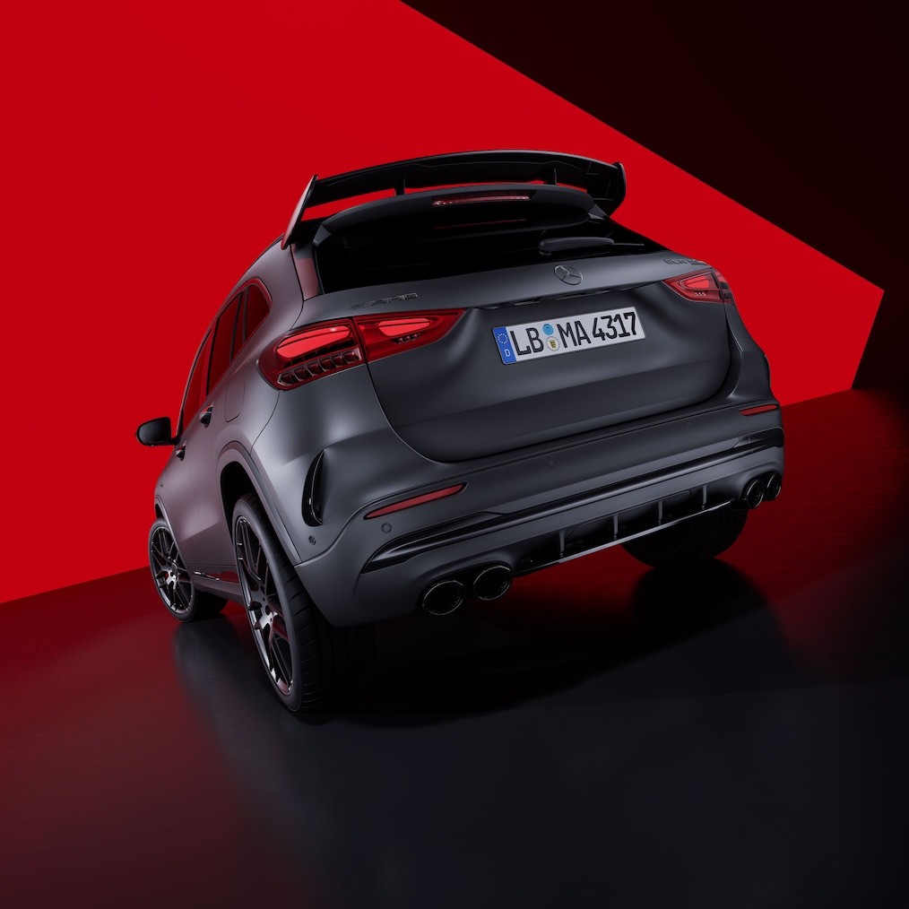 Une Mercedes-AMG GLA 45 S 4MATIC+ vue de 3/4 arrière.