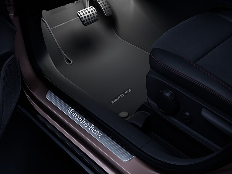 L'entrée confortable et facile dans la Mercedes-Benz GLA.
