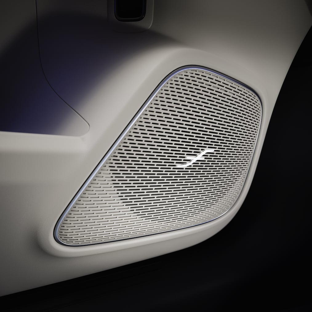 Un haut-parleur du système de sonorisation surround Burmester® dans la Mercedes-Benz GLA.