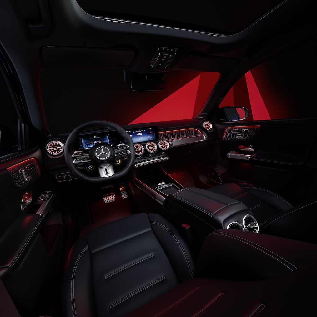 L'intérieur de la Mercedes-AMG GLB avec sièges Performance AMG et volant Performance AMG.