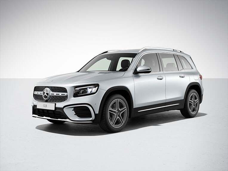 Vista degli esterni di tre quarti della Mercedes-Benz GLB nella linea di allestimento AMG.