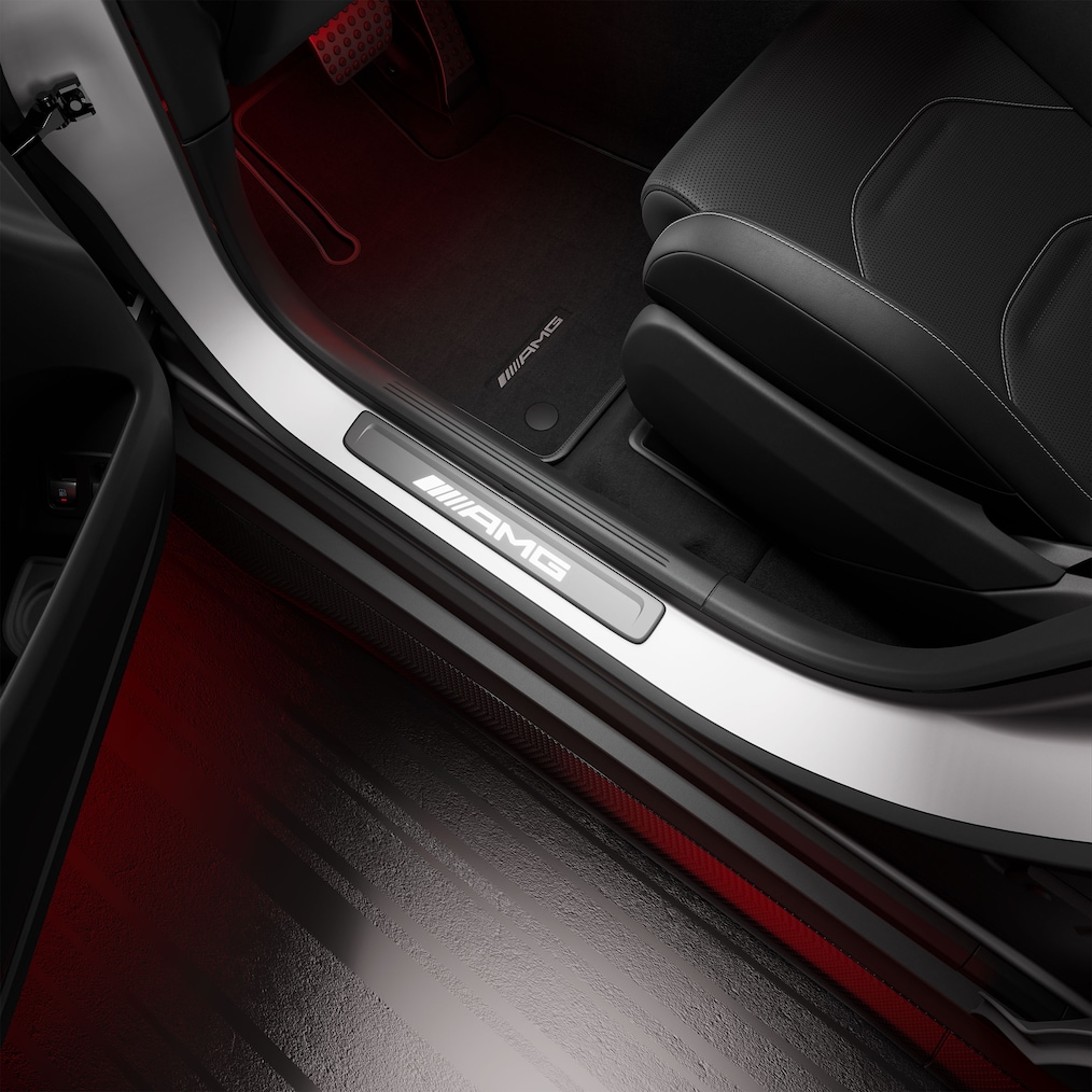Gros plan sur les baguettes de seuil éclairées AMG avec inscription « AMG ».