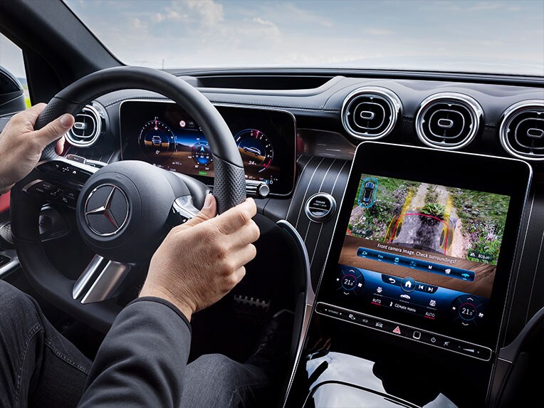 Le fonctionnement du capot moteur transparent avec caméras panoramiques dans la Mercedes-Benz GLC Coupé.