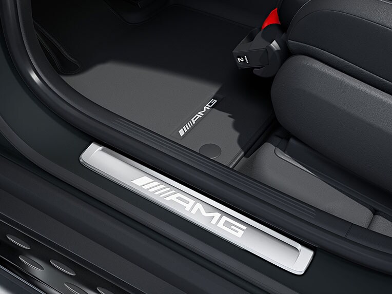 Les baguettes de seuil éclairées AMG avec monogramme « AMG » de la Mercedes-AMG GLC.