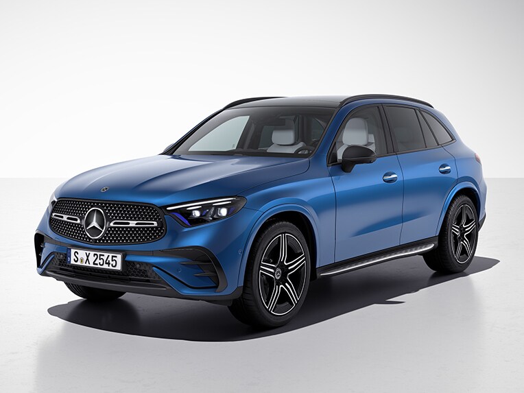 Der GLC von Mercedes-Benz mit Night-Paket in einer seitlichen Frontansicht.