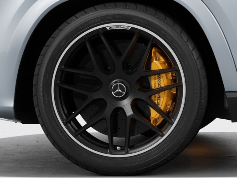 I cerchi fucinati AMG a razze incrociate da 22" della Mercedes-AMG GLE Coupé.