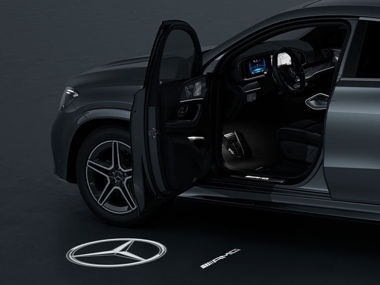 L'illuminazione esterna di orientamento con proiezione animata dell'AMG Pattern della Mercedes-AMG GLE Coupé.