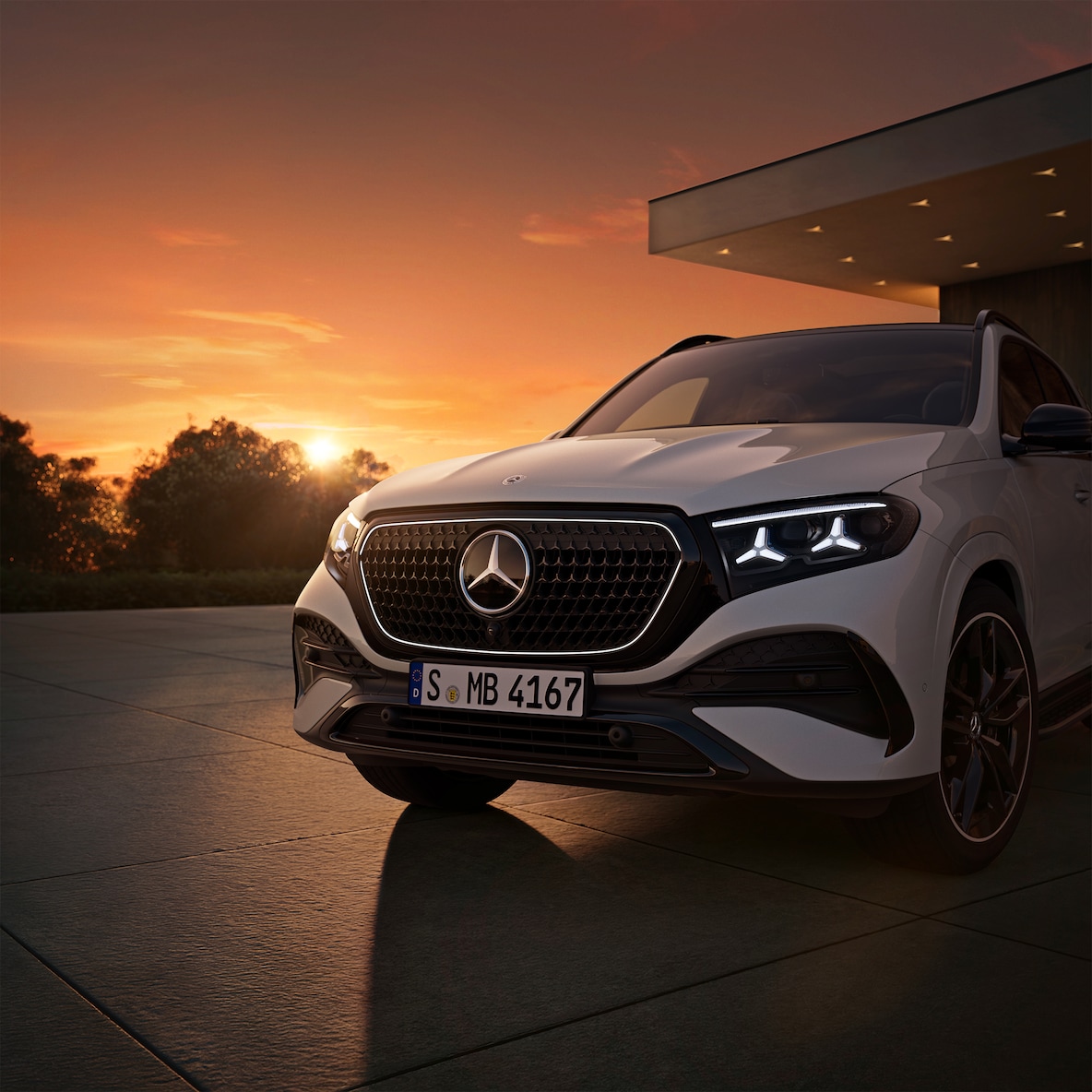 Die beleuchtete Kontur um den Kühlergrill und die markanten Scheinwerfer im Stern-Design des Mercedes-Benz GLE.