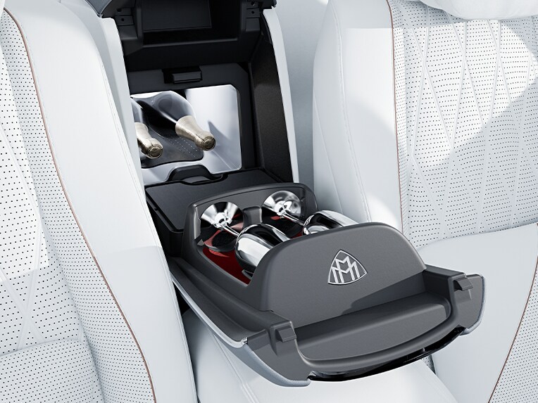 Il frigobox nel vano posteriore di Mercedes-Maybach GLS.