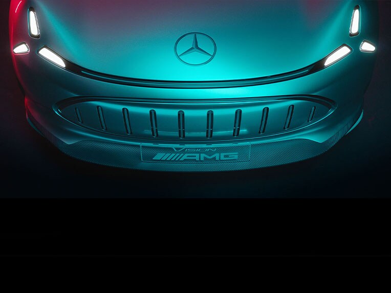 Un logo Mercedes AMG in una panoramica dettagliata.