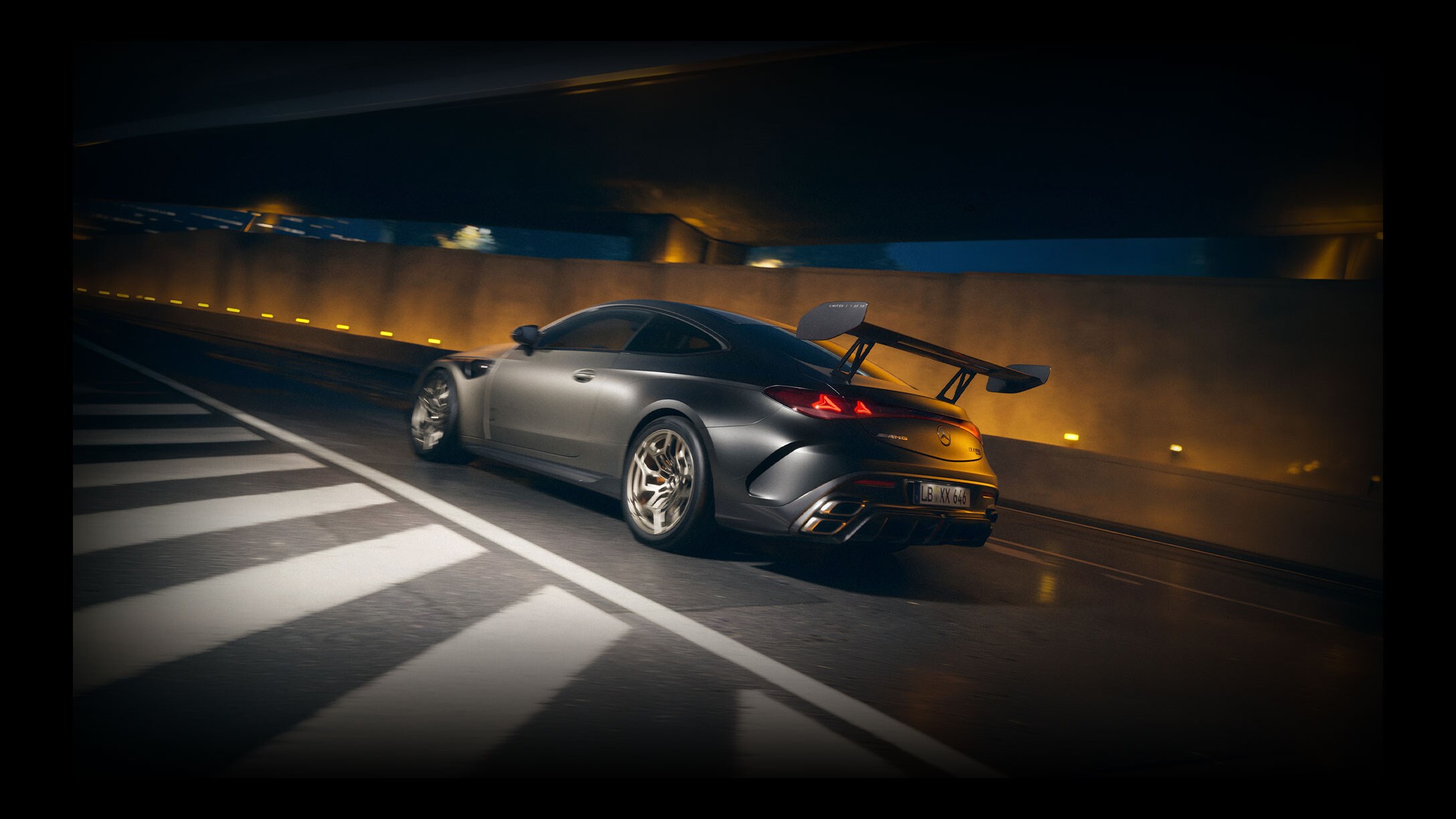 Der neue Mercedes-AMG CLE 646 bei einer dynamischen Fahrt bei Nacht.