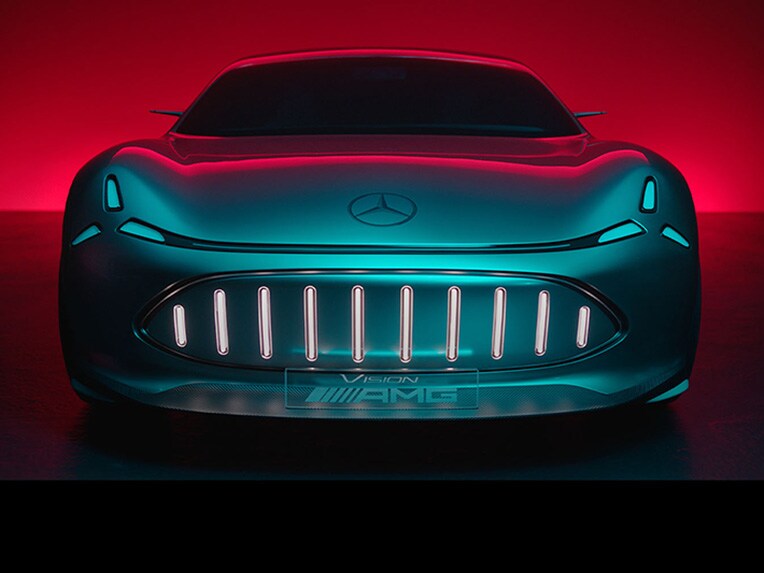 Vista frontale di un modello Mercedes-AMG.
