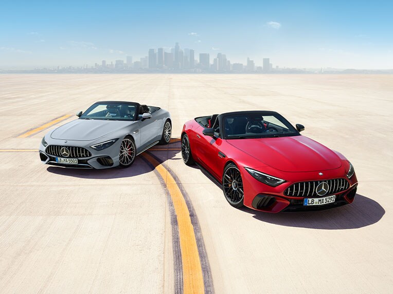 Vue avant de deux Mercedes-AMG SL Roadster.